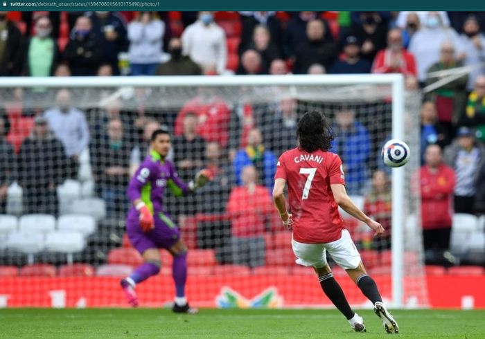 Edinson Cavani mencetak gol lob cantik ke gawang Fulham yang membuat Manchester United unggul 1-0.