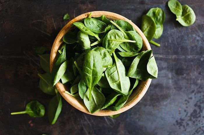 Mengonsumsi sayuran hijau salah satu manfaatnya ialah menjaga kesehatan mata, ini penjelasannya. 