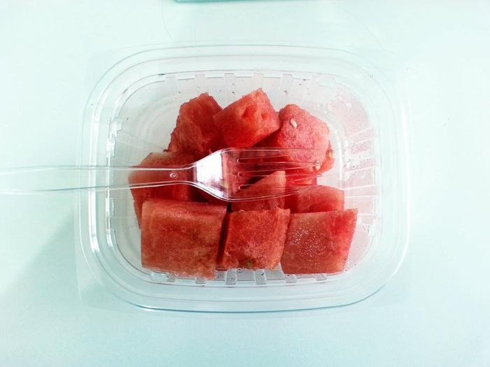 Simpan semangka di wadah tertutup agar terhindar dari bakteri. 