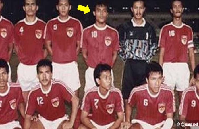 Peri Sandria (panah kuning) bersama rekan-rekannya di Timnas Indonesia saat merebut medali emas sepak bola SEA Games 1991 di Manila, Filipina, tanggal 4 Desember 1991.
