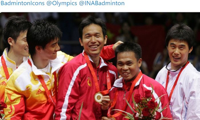 Dari kiri: Cai Yun, Fu Hai Feng, Hendra Setiawan, Markis Kido saat upacara penyerahan medali Olimpiade 2008 di Beijing, China.