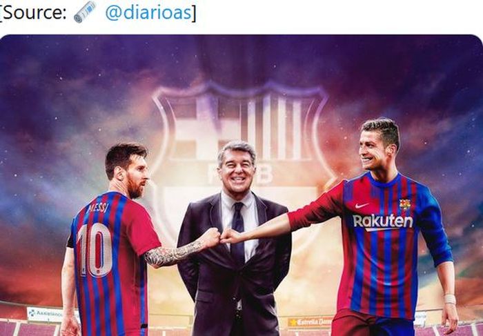 Presiden Barcelona, Joan Laporta, berada di antara Lionel Messi dan Cristiano Ronaldo.