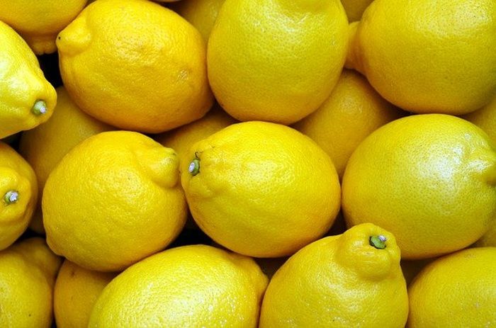 Air lemon sangat baik untuk tubuh namun jangan konsumsi berlebihan ada dampak buruk ini. 