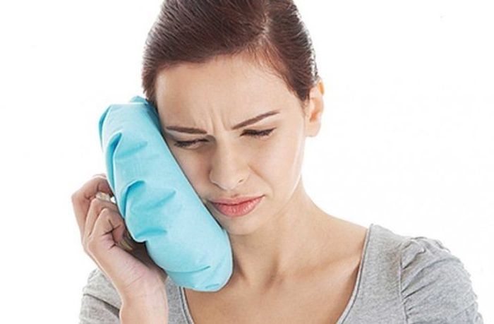 Kompres dingin dapat mengurangi peradangan dan pembengkakan, misalnya pada gigi yang sakit.