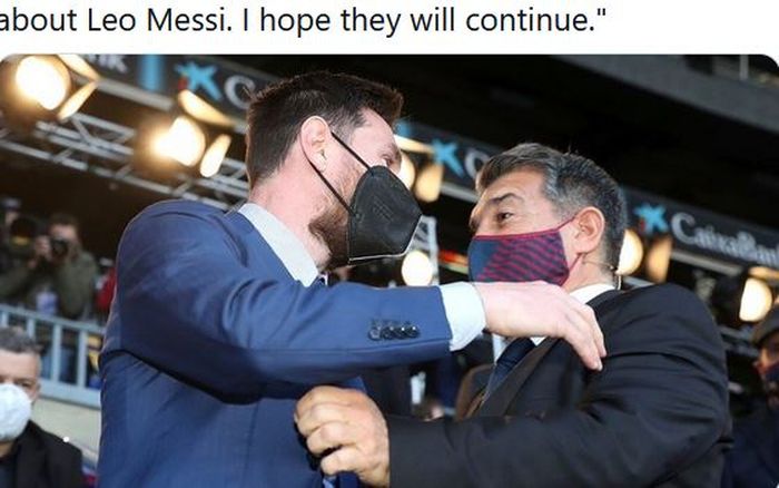Lionel Messi memeluk Presiden Barcelona, Joan Laporta.