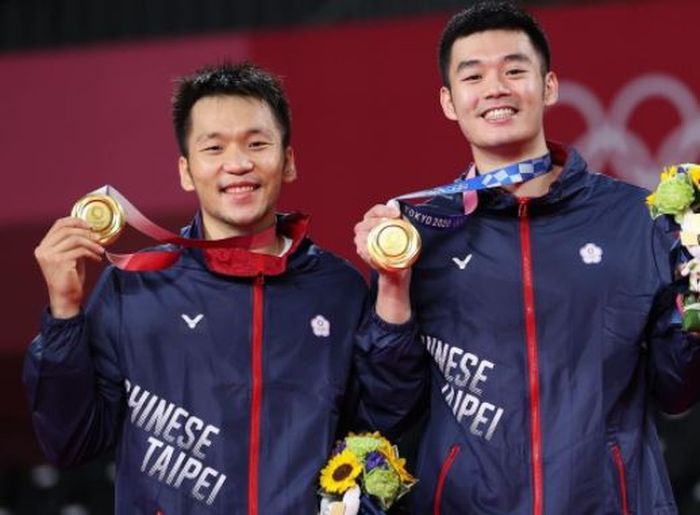 Pasangan ganda putra Taiwan, Lee Yang (kiri)/Wang Chi-Lin, berpose dengan medali emas Olimpiade Tokyo 2020 yang mereka raih usai memenangi laga final kontra Li Jun Hui/Liu Yu Chen (China), 21-18, 21-12, di Musashino Forest Sport Plaza, Tokyo, Jepang, Sabtu (31/7/2021).
