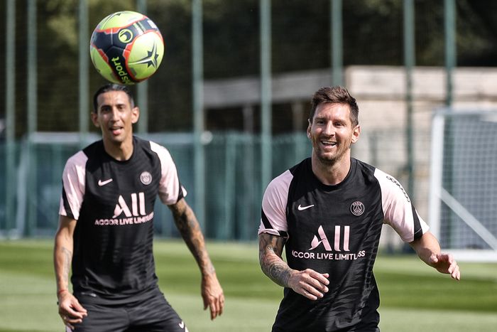 Lionel Messi dan Angel di Maria mengikuti latihan perdana bersama Paris Saint-Germain.
