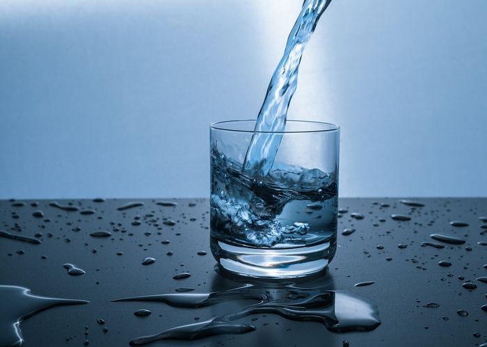 Manfaat penting minum air putih sebelum tidur yang baik bagi kesehatan tubuh.