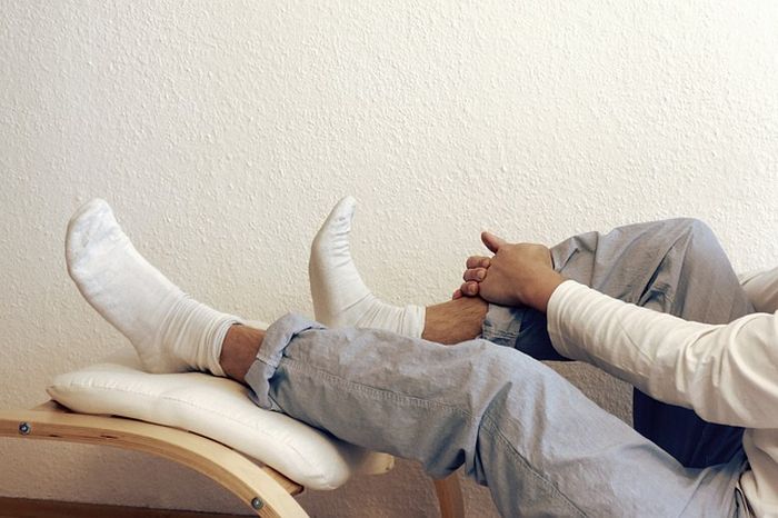 Dampak buruk terlalu sering memakai kaus kaki ketat bisa menyebabkan iritasi kulit.