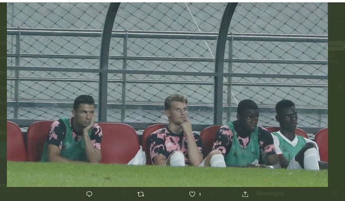 Cristiano Ronaldo (kiri) duduk di bangku pemain cadangan Juventus.