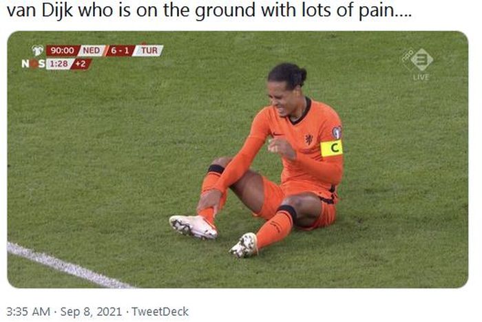 Kapten timnas Belanda, Virgil van Dijk, terkapar dan memegangi kakinya usai ditekel oleh pemain timnas Turki dalam pertandingan Grup G Kualifikasi Piala Dunia
