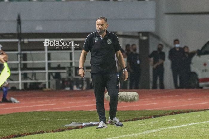 Pelatih PSS Sleman, Dejan Antonic, sedang memantau para pemainnya dalam laga pekan pertama Liga 1 2021 di Stadion Pakansari, Bogor, Jawa Barat, 5 September 2021.