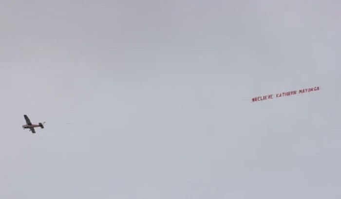 protes yang ditujukan pada Cristiano Ronado di langit Old Trafford