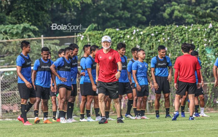 Pelatih timnas Indonesia, Shin Tae-yong (jersey merah), nampak sedang memantau para pemainnya dalam sesi latihan di Lapangan G (Panahan), Senayan, Jakarta, 2 Oktober 2021.
