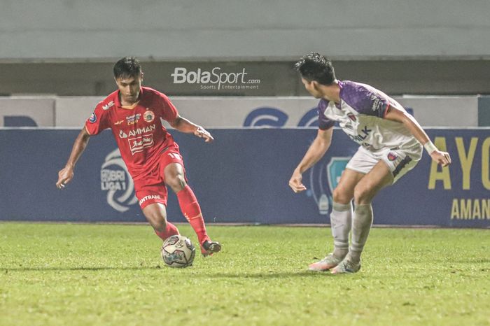 Pemain sayap kanan Persija Jakarta, Alfriyanto Nico (kiri), sedang menguasai bola dalam laga pekan kelima Liga 1 2021 di Stadion Pakansari, Bogor, Jawa Barat, 28 September 2021.