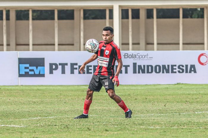 Gelandang serang Persipura Jayapura, Todd Rivaldo Ferre, sedang menguasai bola dalam laga pekan kelima Liga 1 2021 di Stadion Madya, Senayan, Jakarta, 29 September 2021.