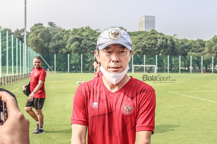 Pelatih Timnas Indonesia, Shin Tae-yong, sedang memberikan keterangan kepada awak media seusai timnya latihan di Lapangan G (Panahan), Senayan, Jakarta, 2 Oktober 2021.