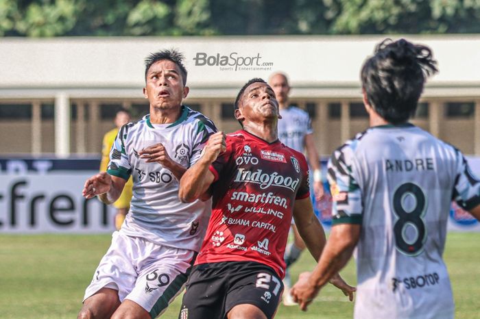 Gelandang Tira Persikabo, Manahati Lestusen (kiri), sedang menempel ketat pemain Bali United, Eber Bessa (tengah), dalam laga pekan keenam Liga 1 2021 di Stadion Madya, Senayan, Jakarta, 2 Oktober 2021.