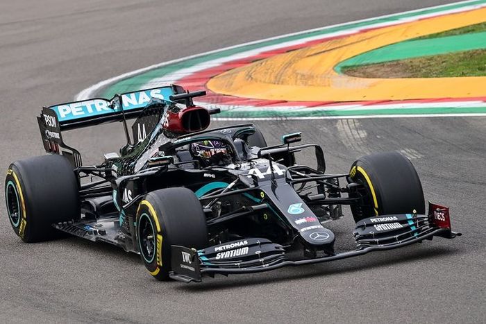 Pebalap Mercedes Lewis Hamilton dalam Grand Prix Formula 1 Emilia Romagna di lintasan balap Autodromo Internazionale Enzo e Dino Ferrari di Imola, Italia, pada 1 November 2020.(AFP/MIGUEL MEDINA) 