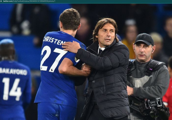 Andreas Christensen dan Antonio Conte sewaktu masih di Chelsea.