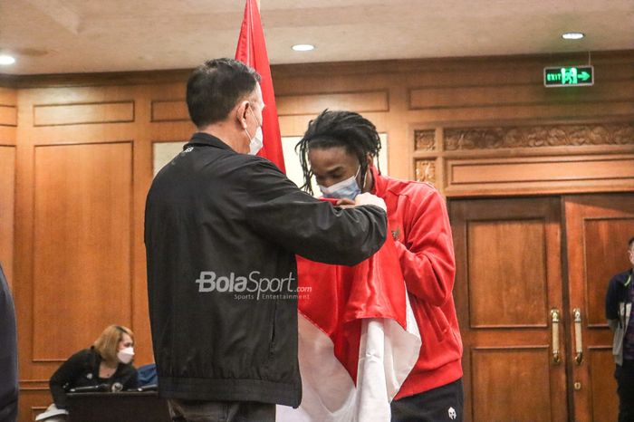 Pemain timnas U-18 Indonesia, Ronaldo Kwateh (kanan), nampak sedang mencium bendera merah putih atau bendera Indonesia  di Hotel Sultan, Senayan, Jakarta, 15 November 2021.