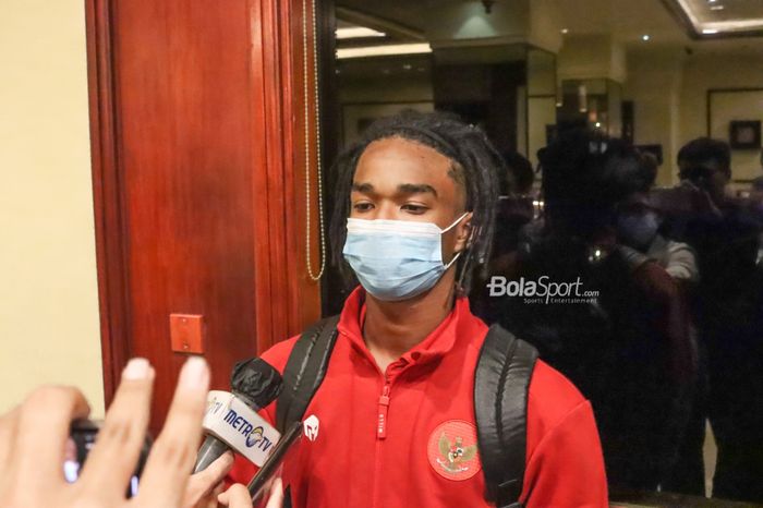 Pemain timnas U-18 Indonesia, Ronaldo Kwateh, sedang memberikan keterangan kepada awak media di Hotel Sultan, Senayan, Jakarta, 15 November 2021.