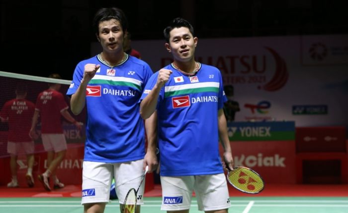 Pasangan ganda putra Jepang, Yugo Kobayashi dan Takuro Hoki, berpose setelah memenangi pertandingan semifinal Indonesia Masters 2021 di Bali International Convention Centre, Bali, 20 November 2021.