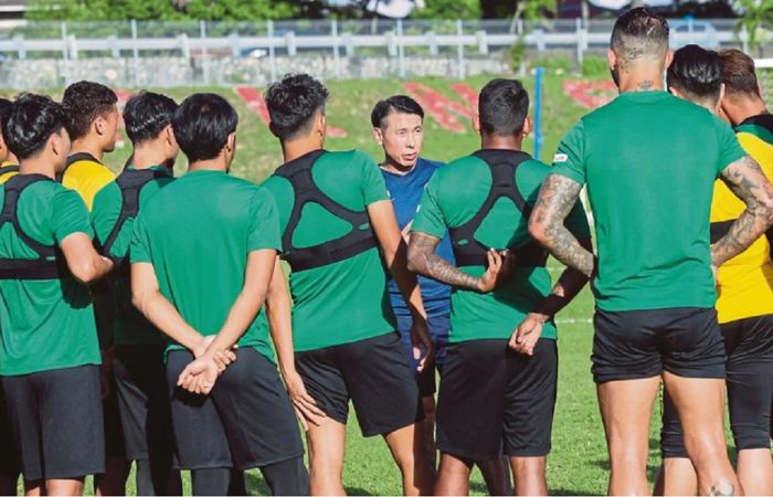 Pelatih Timnas Malaysia Tan Cheng Hoe memberi arahan kepada para pemainnya. Musuh bebuyutan Timnas Indonesia ini terancam mundur dari Piala AFF 2020.