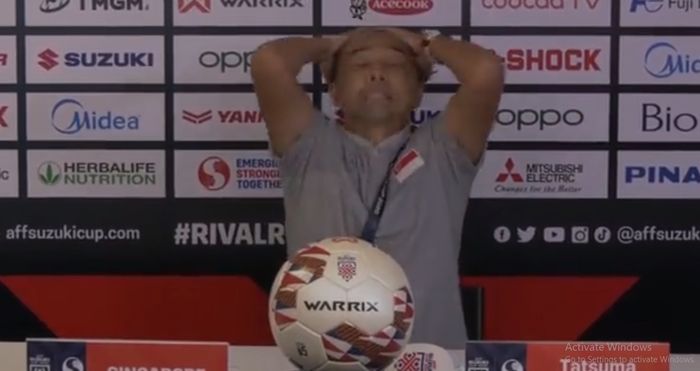 Pelatih timnas Singapura, Tatsuma Yoshida, menangis usai kekalahan dari Thailand (18/12/2021). 