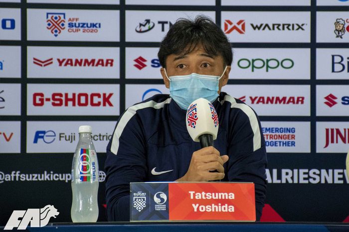 Pelatih Singapura, Tatsuma Yoshida, memberikan keterangan saat konferensi pers Piala AFF 2020.