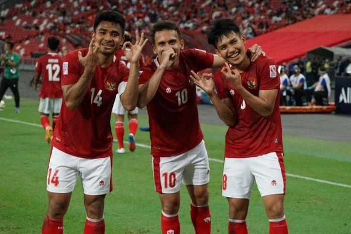 Asnawi Mangkualam, Egy Maulana Vikri, dan Witan Sulaeman berselebrasi saat Indonesia melawan Singapura pada laga leg kedua semifinal Piala AFF 2020.