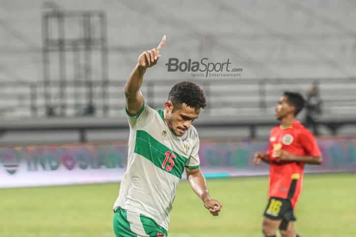 Pemain timnas Indonesia, Ricky Kambuaya, melakukan selebrasi seusai mencetak satu gol dalam laga di Stadion Kapten I Wayan Dipta, Gianyar, Bali, 30 Januari 2022.