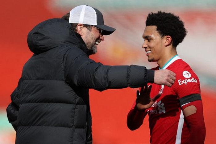 Juergen Klopp (kiri) dan Trent Alexander-Arnold dalam duel Liverpool vs Aston Villa di Anfield (10/4/2022).