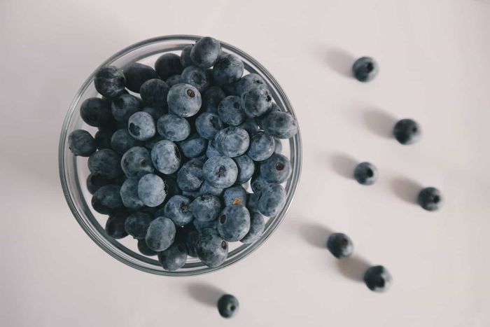 Kandungan antioksidan pada buah blueberry bisa membantu mengurangi risiko peradangan oksidatif.
