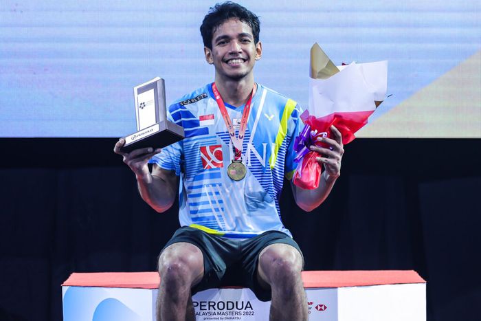 Tunggal putra Indonesia, Chico Aura Dwi Wardoyo berpose di podium juara Malaysia Masters 2022, di Axiata Arena, Kuala Lumpur, Malaysia, Minggu (10/7/2022)