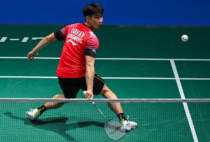 Loh Kean Yew backhand ke arah Anthony Sinisuka Ginting di semifinal Singapore Open 2022.