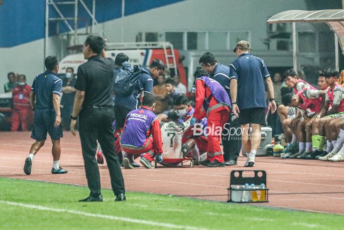 Pemain Persib Bandung, Beckham Putra Nugraha, sedang mendapatkan perawatan dari tim medis seusai mengalami cedera saat bertanding di Stadion Wibawa Mukti, Cikarang, Jawa Barat, 24 Juli 2022.
