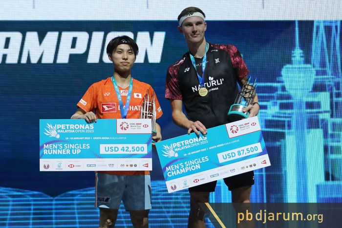 Ki-ka, Kodai Naraoka (runner-up/Jepang) dan Viktor Axelsen (Juara/Denmark) naik podium di Malaysia Open 2023.