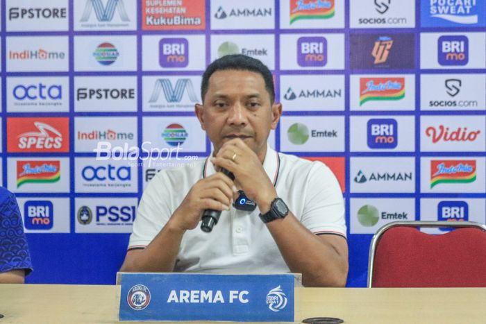 Pelatih Arema FC, I Putu Gede Dwi Santoso, sedang memberikan keterangan kepada awak media seusai laga pekan ke-24 Liga 1 2022 di Stadion Patriot Candrabhaga, Bekasi, Jawa Barat, 12 Februari 2023.
