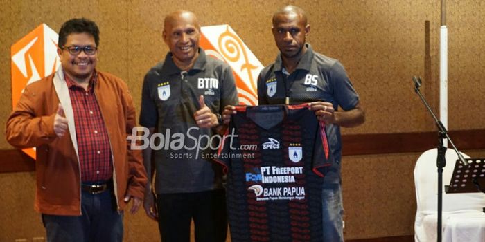Ketua Umum Persipura Jayapura, Benhur Tommy Mano dan Boaz Solossa meluncurkan jersey anyar Mutiara H