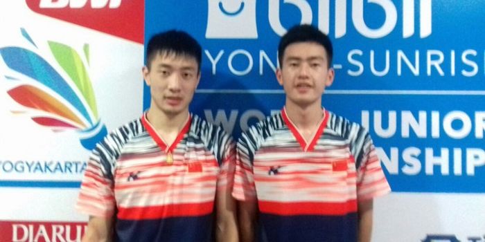 Pasangan ganda putra China,  Fan Qiuyue/Wang Chang (kanan) berpose seusai tampil pada partai ketiga 