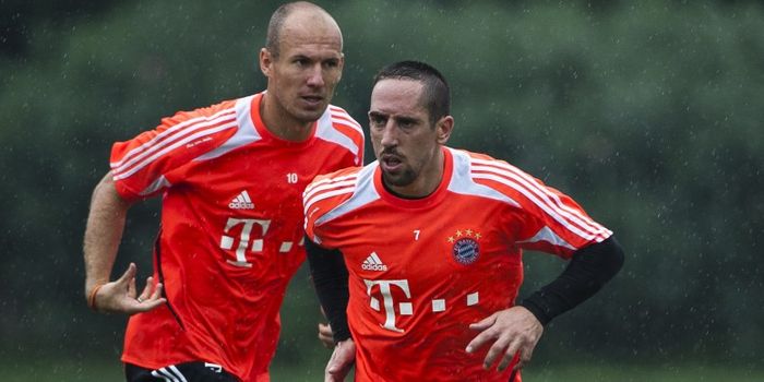 Frank Ribery (kanan) dan Arjen Robben saat menjalani sesi latihan Bayern Muenchen jelang pertandinga