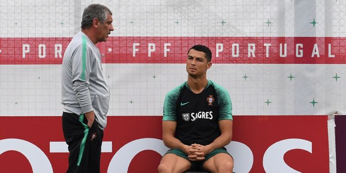 Megabintang Portugal, Cristiano Ronaldo (kanan), berbicara dengan pelatih Fernando Santos dalam sesi