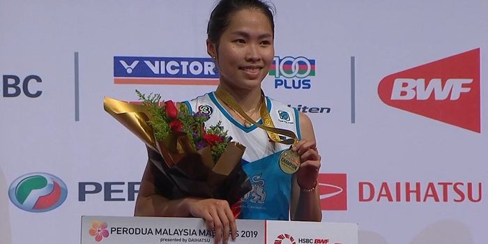 Ekspresi Ratchanok Intanon (Thailand) saat menerima medali usai memenangi partai final Malaysia Mast