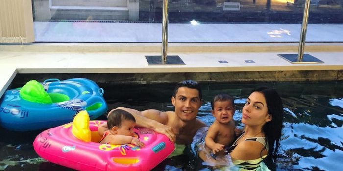 Cristiano Ronaldo dan Georgina Rodriguez sedang berenang bersama si kembar.