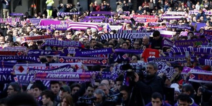 Fans Fiorentina tampak membentangkan syal di pemakaman sang kapten, Davide Astori, di Florence, Ital