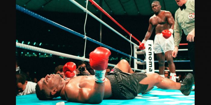 Mike Tyson dipukul KO oleh James Douglas pada pertarungan di Tokyo (11/2/1990).