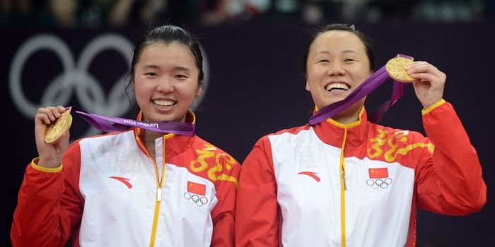 Pebulu tangkis ganda putri China, Tian Qing (kiri), dan rekannya, Zhao Yunlei, berfoto dengan medali