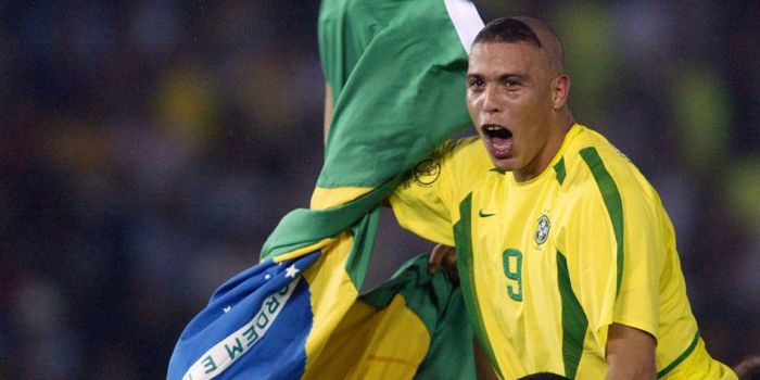   Ronaldo merayakan gelar juara timnas Brasil di Piala Dunia 2002 seusai menaklukkan Jerman pada fin