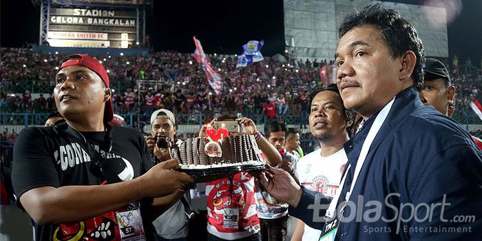 Presiden klub Madura United, Achsanul Qosasih, saat merayakan Ultah K-conk di Stadion Gelora Bangkalan.